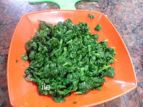 Pescado, papas y salsa de espinaca Pescado, papas y salsa de espinaca