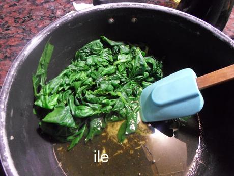 Pescado, papas y salsa de espinaca Pescado, papas y salsa de espinaca