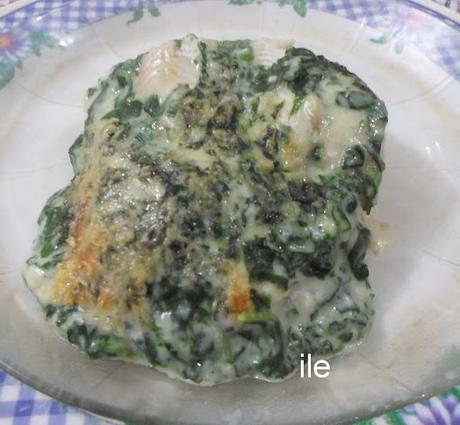 Pescado, papas y salsa de espinaca Pescado, papas y salsa de espinaca