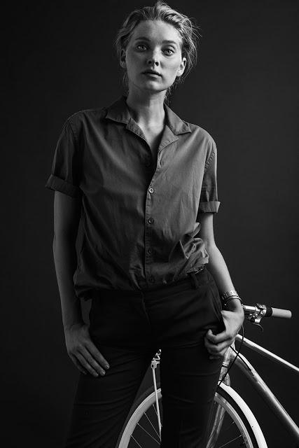 Elsa Hosk se une a una marca de bicicletas para una buena causa