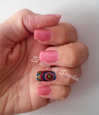 Manicura con pegatinas caseras