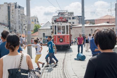 El tranvía que atraviesa la calle principal y te sube hasta la plaza Taksim. Foto: Sara Gordón