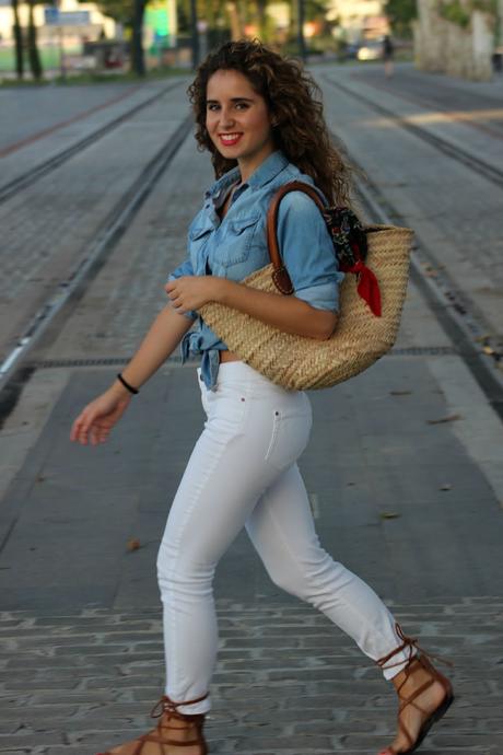 Camisa vaquera anudada Camisa vaquera anudada