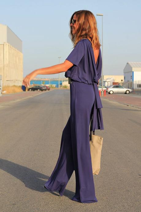 mono : espalda al aire mono : espalda al aire