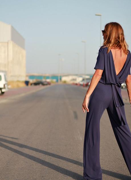 mono : espalda al aire mono : espalda al aire