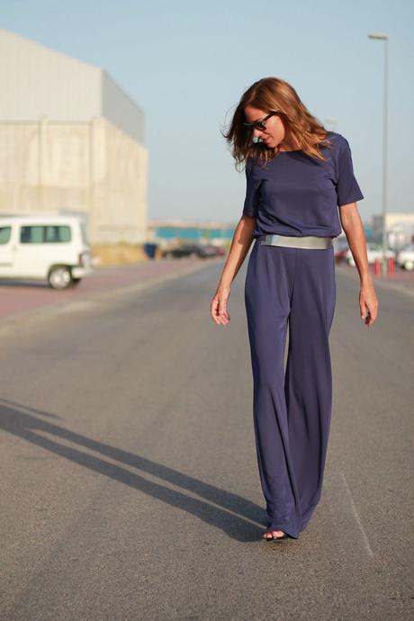 mono : espalda al aire mono : espalda al aire