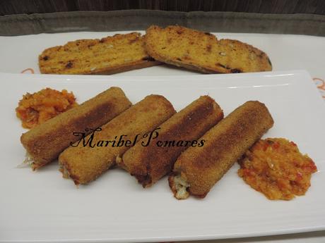 Flamenquines de pan bimbo, jamón york y queso con rebozado de pan rallado con queso, ajo y perejil. Flamenquines de pan bimbo, jamón york y queso con rebozado de pan rallado con queso, ajo y perejil.