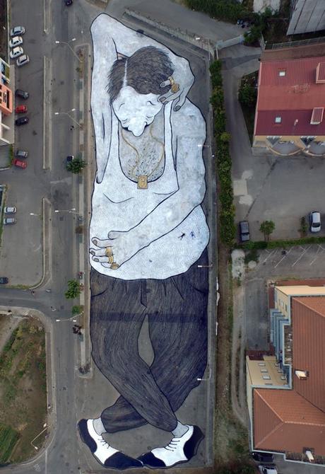 Arte urbano. Enormes dibujos de personas durmiendo