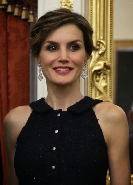 Dña. Letizia, de Nina Ricci y hombros al aire, Dña. Letizia, Nina Ricci hombros aire,