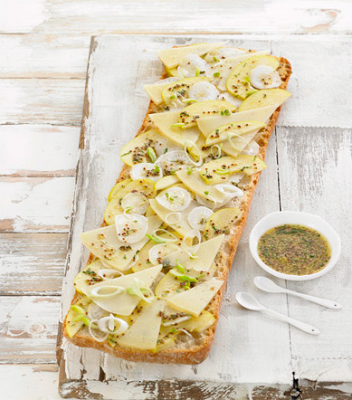 Pan cristalino con queso manchego, espárragos y mostaza Pan cristalino con queso manchego, espárragos y mostaza