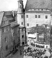Patio del castillo de Colditz con prisioneros Patio del castillo de Colditz con prisioneros
