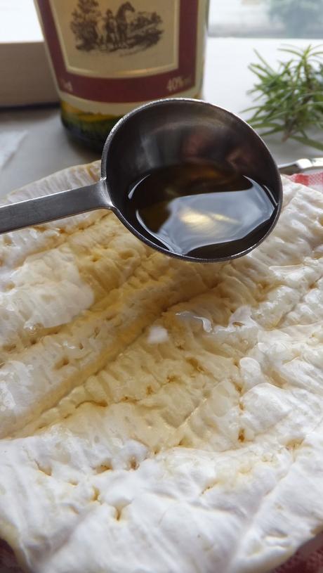 Queso camembert al horno con calvados, romero y tomillo. Receta para dummies. Queso camembert al horno con calvados, romero y tomillo. Receta para dummies.