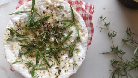 Queso camembert al horno con calvados, romero y tomillo. Receta para dummies.