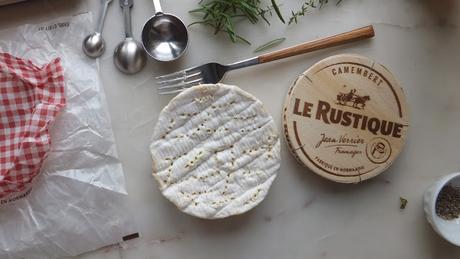 Queso camembert al horno con calvados, romero y tomillo. Receta para dummies.