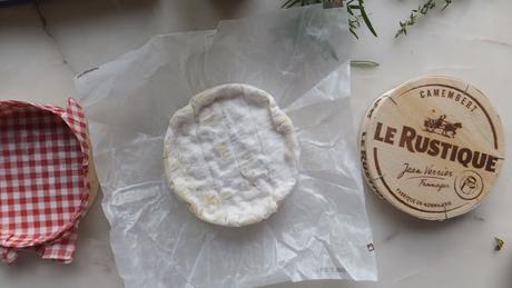 Queso camembert al horno con calvados, romero y tomillo. Receta para dummies. Queso camembert al horno con calvados, romero y tomillo. Receta para dummies.