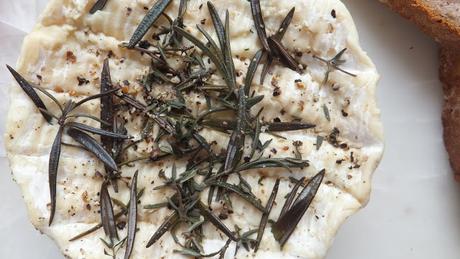 Queso camembert al horno con calvados, romero y tomillo. Receta para dummies. Queso camembert al horno con calvados, romero y tomillo. Receta para dummies.