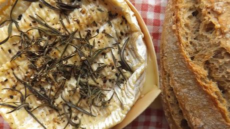 Queso camembert al horno con calvados, romero y tomillo. Receta para dummies.