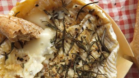 Queso camembert al horno con calvados, romero y tomillo. Receta para dummies.