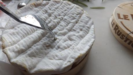 Queso camembert al horno con calvados, romero y tomillo. Receta para dummies. Queso camembert al horno con calvados, romero y tomillo. Receta para dummies.