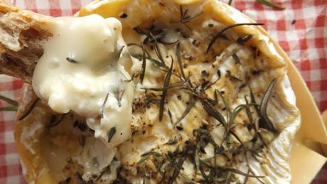 Queso camembert al horno con calvados, romero y tomillo. Receta para dummies. Queso camembert al horno con calvados, romero y tomillo. Receta para dummies.