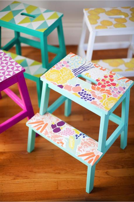 DIY: Personaliza unos taburetes de Ikea con papel de pared y chalk paint DIY: Personaliza unos taburetes de Ikea con papel de pared y chalk paint
