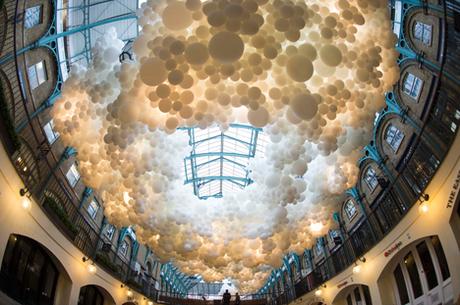 100.000 globos blancos forman una creativa nube en Covent Garden, Londres