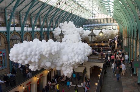 100.000 globos blancos forman una creativa nube en Covent Garden, Londres