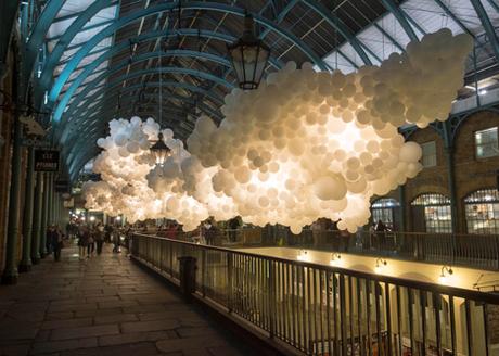 100.000 globos blancos forman una creativa nube en Covent Garden, Londres