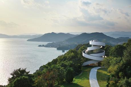 Una capilla minimalista integrada en un espectacular paisaje, Japón.