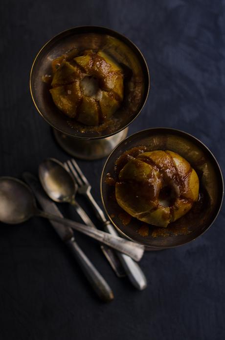 Manzana asada rellena de queso La Antigua y ciruelas al vino de Oporto