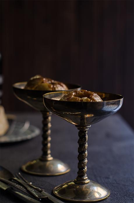 Manzana asada rellena de queso La Antigua y ciruelas al vino de Oporto