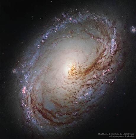 La galaxia espiral M96 desde el Hubble