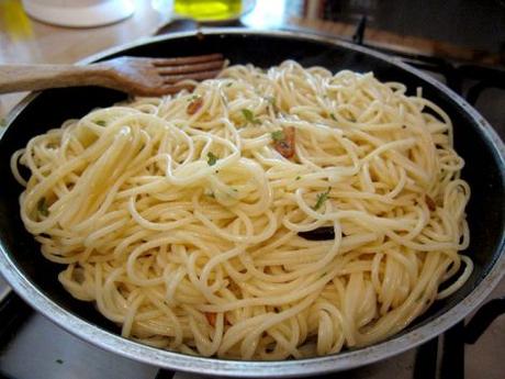 Espaguetis “aglio e olio”. La salsa clásica de aceite y ajo “express”. (#ColorYSabor) spaghetti-aglio-e-olio