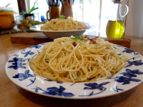 Espaguetis “aglio e olio”. La salsa clásica de aceite y ajo “express”. (#ColorYSabor) spaghetti-aglio-e-olio