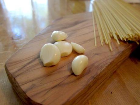 Espaguetis “aglio e olio”. La salsa clásica de aceite y ajo “express”. (#ColorYSabor) spaghetti-aglio-e-olio