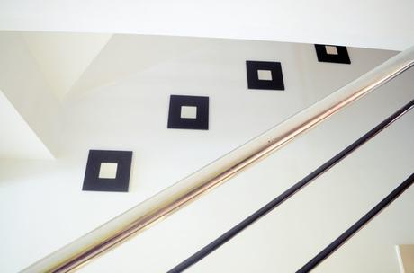 Decorar una escalera con espejos Decorar una escalera con espejos (4)