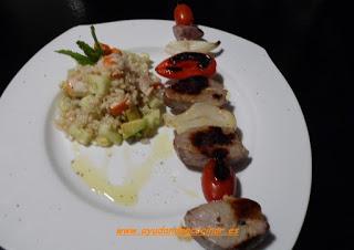 Brochetas de Atún Acompañadas de Ensalada de Arroz Integral con Aguacate