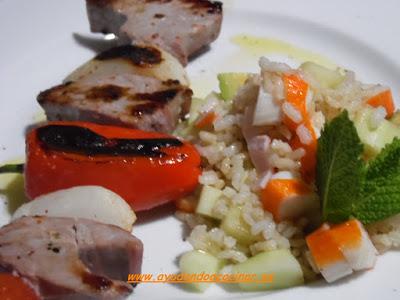 Brochetas de Atún Acompañadas de Ensalada de Arroz Integral con Aguacate