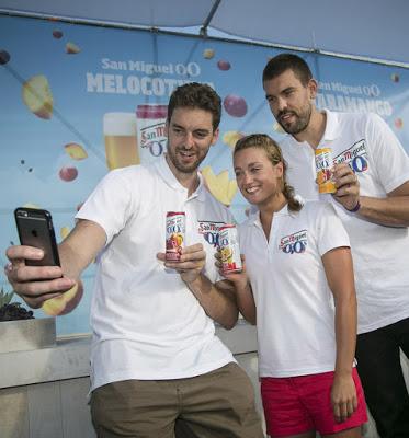 Los hermanos Gasol y Mireia Belmonte con las San Miguel 0,0%