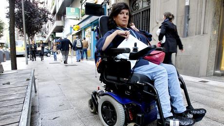 Vueling deniega el embarque a una mujer discapacitada por viajar en silla de ruedas