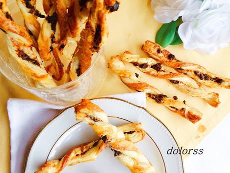 Bastones de hojaldre con tomates, aceitunas y parmesano Bastones de hojaldre con tomates, aceitunas y parmesano