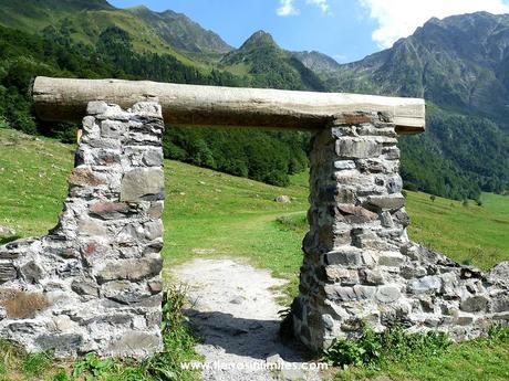 Dos en uno. De la Artiga de Lin a los Uelhs delth Joeu. La explanada de la Artiga de Lin