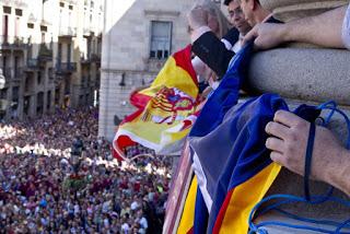 Bandera de España e independentistas en el Ayuntamiento de Barcelona (La Vanguardia) independencia, independentismo, catalunya, cataluña, barcelona, la mercé