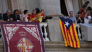 Independentistas cuelgan estelada en el Ayuntamiento (El País) cataluña, catalunya, independentismo, independencia, estelada