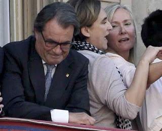 Artur Mas riendo mientras intenta retirar la bandera de España Artur Mas, cataluña, catalunya, independencia, independentismo, Generalitat