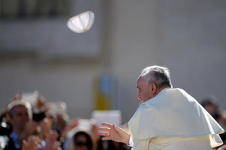 El Papa contra el viento.