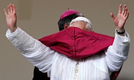 El Papa contra el viento.