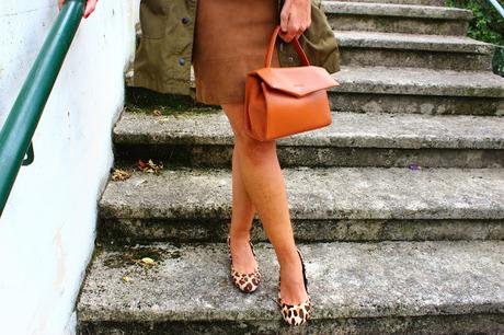 MIS LOOKS - FALDA DE ANTE Y GABARDINA CAQUI MIS LOOKS - FALDA DE ANTE Y GABARDINA CAQUI