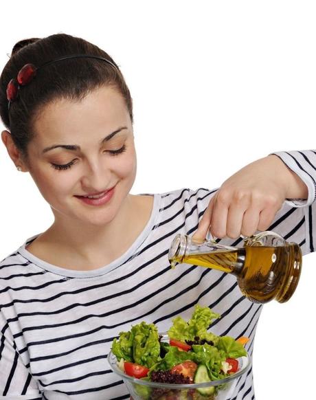 Los beneficios del aceite de oliva , una vida sin infartos sazonando-aceite-de-oliva.jpg-809x1024