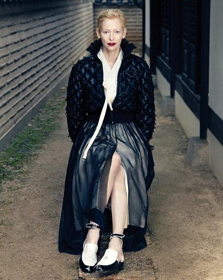 Tilda Swinton luce todo Chanel para Vogue Korea